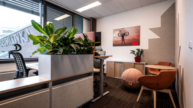 Trendy kancelářského designu 2026: Funkčnost, wellbeing a návrat k přirozenosti