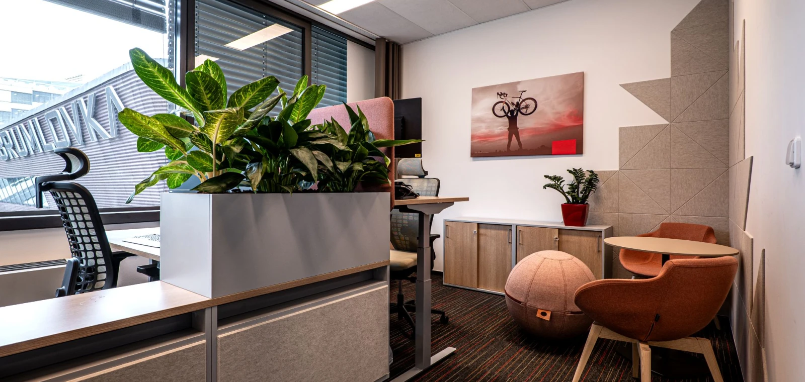 Trendy kancelářského designu 2026: Funkčnost, wellbeing a návrat k přirozenosti